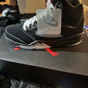 Jordan Black Athletic Shoes with High-Top Design and Ankle Support